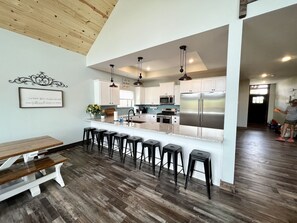 Refrigerador con congelador, microondas, horno y parrilla de estufa 