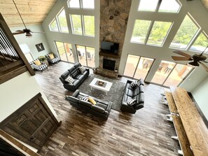 Una televisión de pantalla plana, una chimenea, un altavoz inteligente