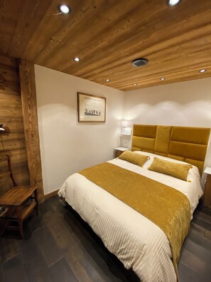 2 bedrooms, travel crib, free WiFi, bed sheets