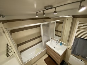 Combined shower/bathtub, hair dryer, towels