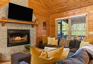 Smart TV, fireplace, video games, DVD player - TreeHouse Vibe • Slide, HotTub, FirePit, Fun Games (Blue Ridge)