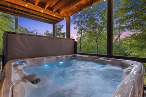 Outdoor spa tub - TreeHouse Vibe • Slide, HotTub, FirePit, Fun Games (Blue Ridge)