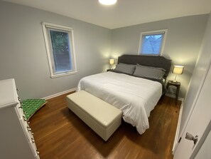 2 bedrooms, desk, WiFi, bed sheets