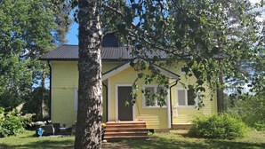 A yellow house with a front porch and steps leading to the door. - Pet Friendly Retreat - Sleeps 8 With Sauna (Kouvola)
