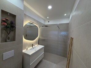 Bathtub, towels