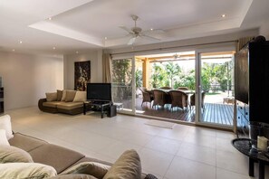 Villa | Wohnbereich | Fernseher