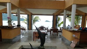 A lobby with a reception desk, seating area, and a decorative fountain. - Villa Banromyen Siamroyalview 70mtrs to Beach (Ko Chang)