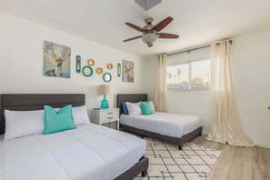 4 bedrooms, iron/ironing board, travel crib, WiFi - SW Modern | Two Masters | Pool + Hottub | Mural (Scottsdale)