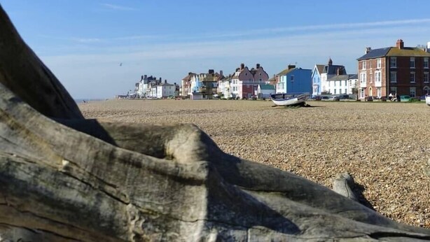 A beach with houses in the background. - 4 Market Cross House, Aldeburgh (Aldeburgh)