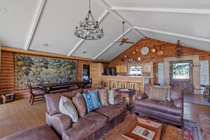 Maison, 4 chambres | Aire de séjour | Téléviseur connecté
