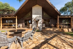 Terrace/patio - Guadalupe Bluff Log Cabin 4 Bedroom Home by RedAwning (Kerrville)