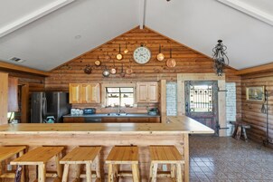 Cafetera/tetera, refrigerador, horno, placa de cocina