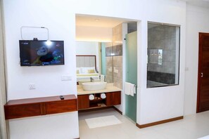 Deluxe Apartment, 2 Bedrooms, Balcony, City View | Bathroom - Hotel Apna Colombo (Sri Jayawardenepura Kotte)