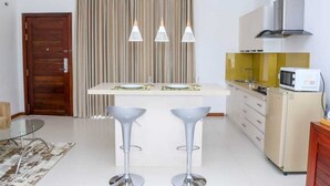 Apartamento Deluxe, 2 habitaciones, balcón, vistas a la ciudad | Servicio de comidas en la habitación