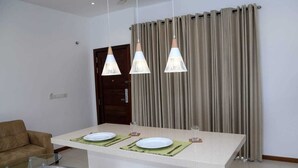 Apartamento Deluxe, 2 habitaciones, balcón, vistas a la ciudad | Servicio de comidas en la habitación