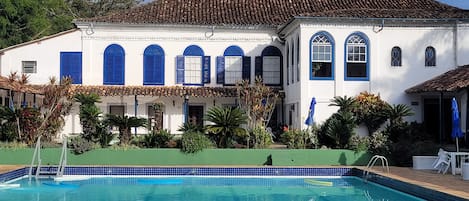 Piscine extérieure, parasols de plage, chaises longues