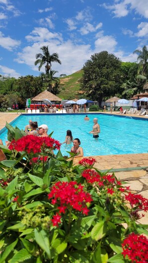 Piscine extérieure, parasols, chaises longues