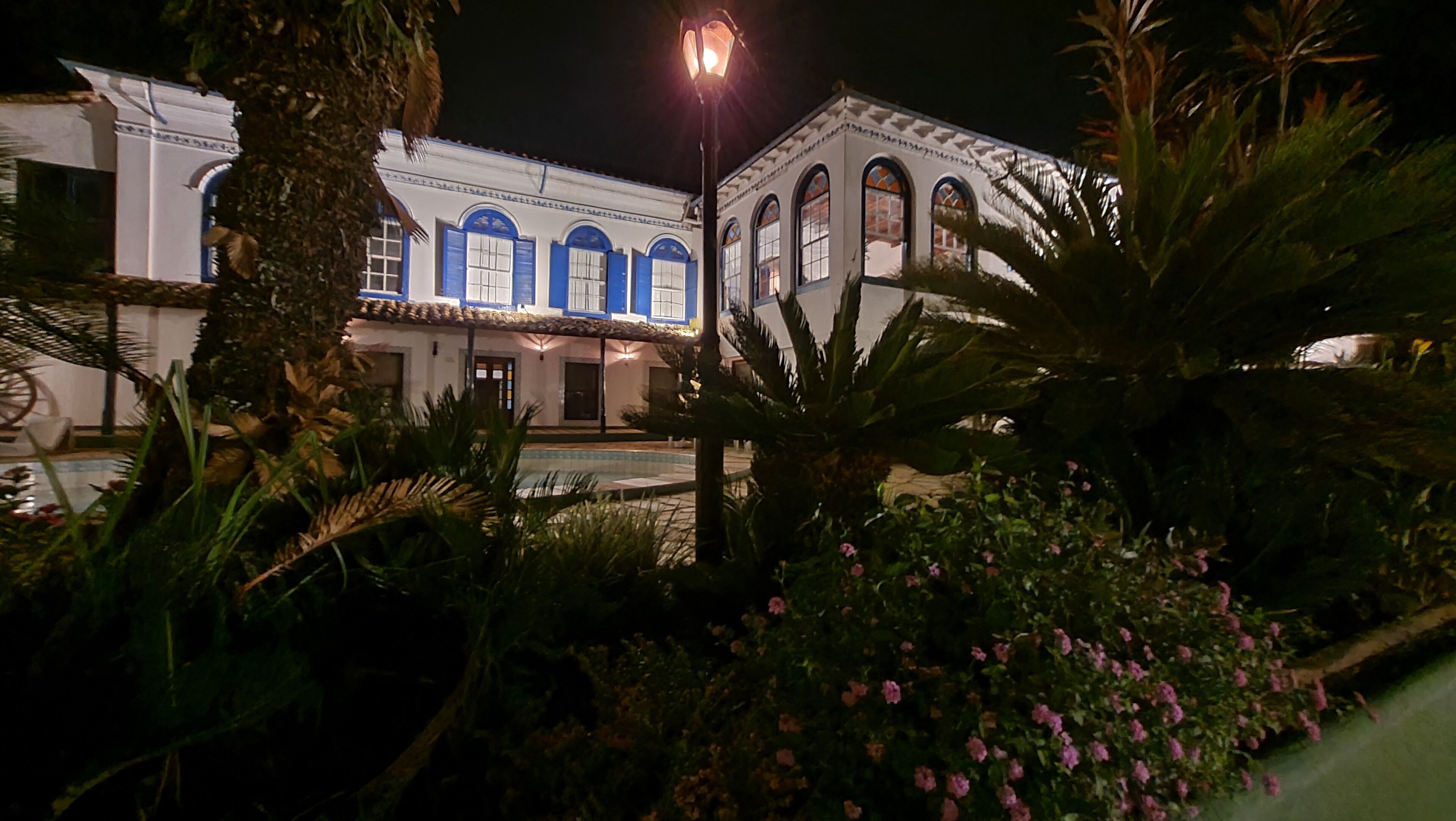 Kolam renang outdoor, dengan payung kolam renang dan kursi berjemur