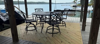 Mid-lake spacious cottage w/amazing views, deep water, protected swimming area.
