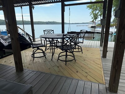 Mid-lake spacious cottage w/amazing views, deep water, protected swimming area.