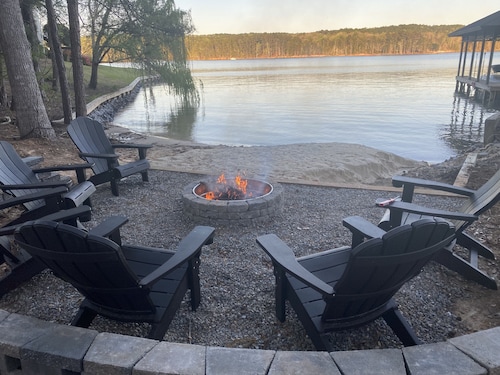 Mid-lake spacious cottage w/amazing views, deep water, protected swimming area.