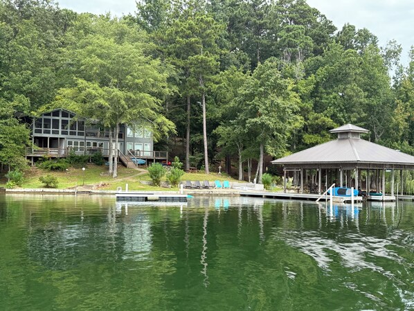 Exterior - Mid-lake spacious cottage w/amazing views, deep water, protected swimming area. (Dadeville)