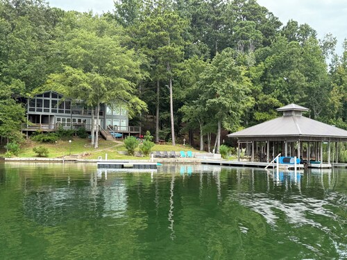 Mid-lake spacious cottage w/amazing views, deep water, protected swimming area.