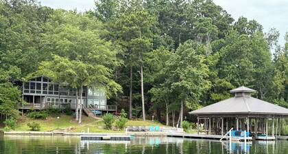 Mid-lake spacious cottage w/amazing views, deep water, protected swimming area.
