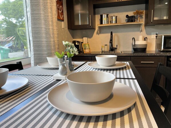 Kühlschrank, Mikrowelle, Herdplatte, Wasserkocher mit Kaffee-/Teezubehör