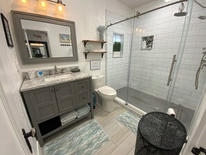 Dusche, Haartrockner, Handtücher, Seife