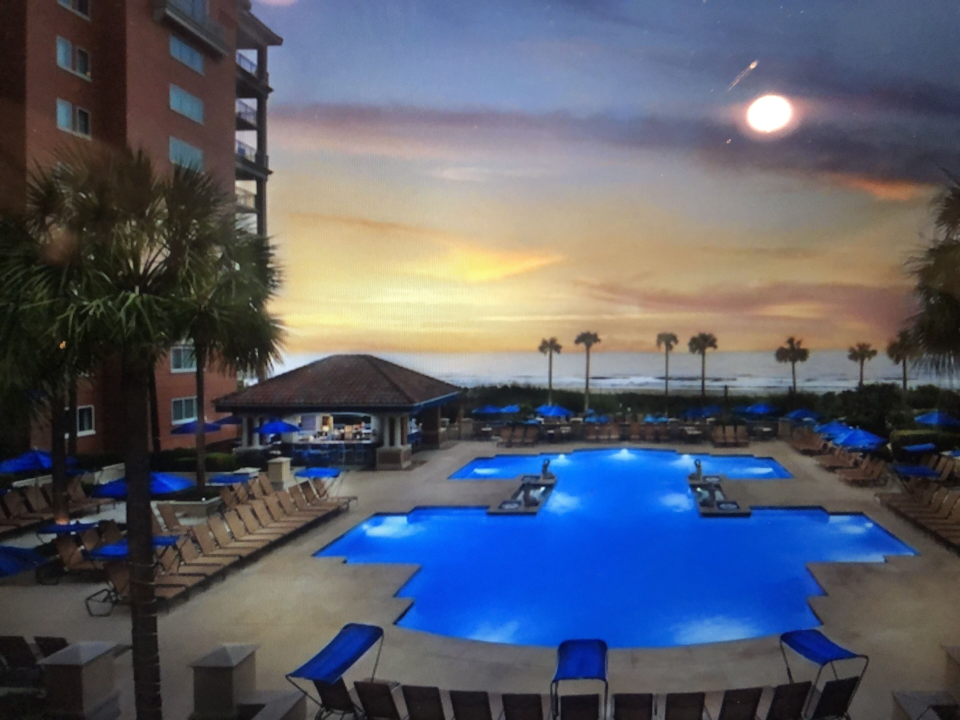 Alberca techada y alberca al aire libre