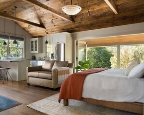 مكتب ومكواة/لوح كي وواي فاي وملاءات أسرّة