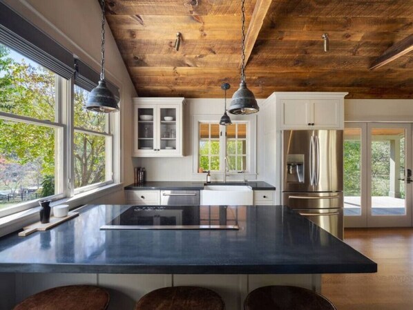 Fridge, microwave, dishwasher, coffee/tea maker - Luxury Retreat Perfect for Reconnecting w/ Nature (Faber)