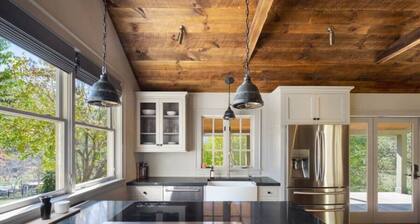 Luxury Cottage in Virginia Wine Country | Outdoor Tub + Mountain Views