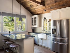 Fridge, microwave, dishwasher, coffee/tea maker - Luxury Retreat Perfect for Reconnecting w/ Nature (Faber)