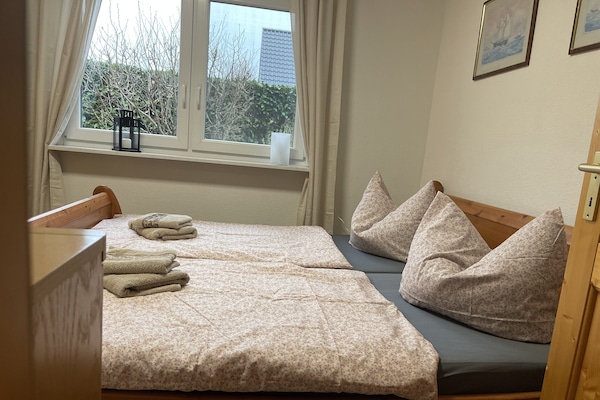 1 habitación, tabla de planchar con plancha, cuna de viaje y wifi