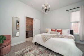 4 habitaciones, escritorio y tabla de planchar con plancha 