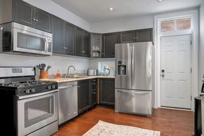 Refrigerador, microondas, horno y parrilla de estufa 