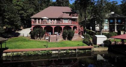 Spacious Lake Hamilton Retreat – Ideal for Family Getaways & Group Gatherings!