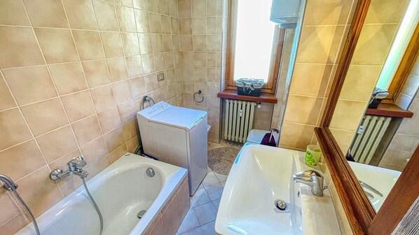 Bathtub, hair dryer, bidet, towels - The Snow Cat (Bardonecchia)