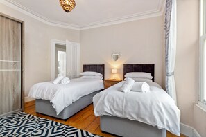 4 عدّة غرف نوم ومكواة/لوح كي وواي فاي مجانًا وملاءات أسرّة