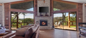 Guadalupe Bluff Log Cabin - Hot tub - Guadalupe River View