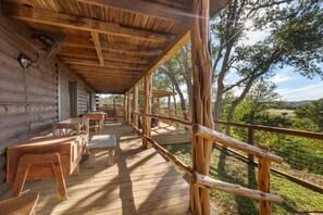 Outdoor dining - Guadalupe Bluff Log Cabin - Hot tub - Guadalupe River View (Kerrville)