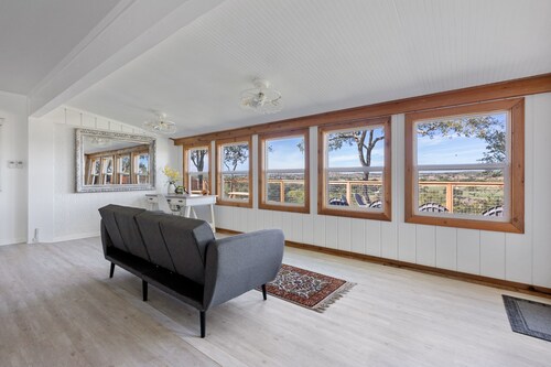 Guadalupe Bluff Farmhouse - Guadalupe River View - Hot Tub