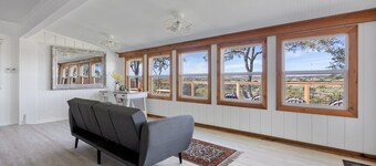 Guadalupe Bluff Farmhouse - Guadalupe River View - Hot Tub