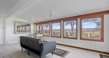 Guadalupe Bluff Farmhouse - Guadalupe River View - Hot Tub