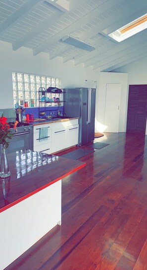 冷蔵庫、電子レンジ、オーブン、コンロ