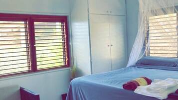 4 makuuhuonetta, silitysrauta/-lauta, ilmainen Wi-Fi, vuodevaatteet