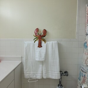 Badewanne, Haartrockner, HandtĂŒcher, Seife