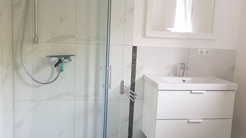 Dusche, Haartrockner, Handtücher
